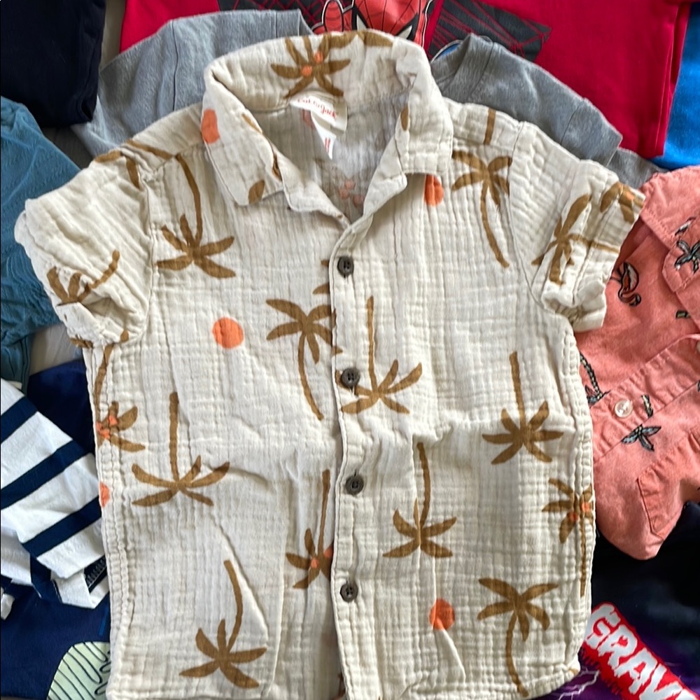 Well loved Kids Graphic T-Shirts and Shorts Bundle. Sized 3T- size 6 - Picture 5 of 8